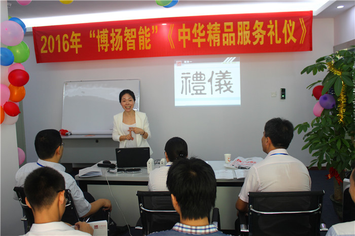 具有10年客戶服務從業經歷及培訓經驗的資深導師——許敏老師 具有10年客戶服務從業經歷及培訓經驗的資深導師——許敏老師