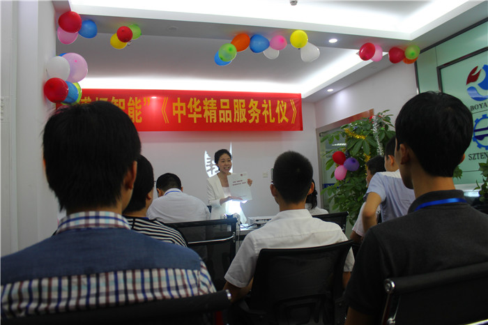 課程現場,學員們正在聚精會神的聽課 課程現場,學員們正在聚精會神的聽課